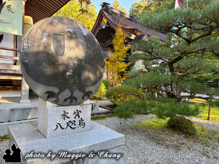 在境內處處可見的三腳烏鴉「八咫烏」，是將事物往好的方向引導的神使