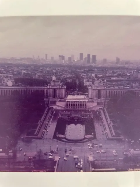 歡迎我的是陰冷潮濕的巴黎。（作者提供的老照片）