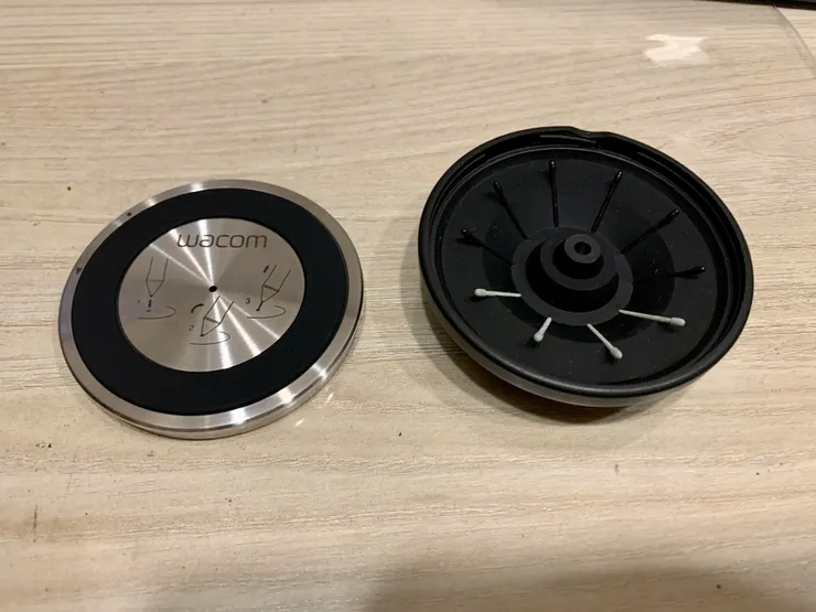 打開筆座內部（共6個標準筆芯跟4個用力筆芯 )