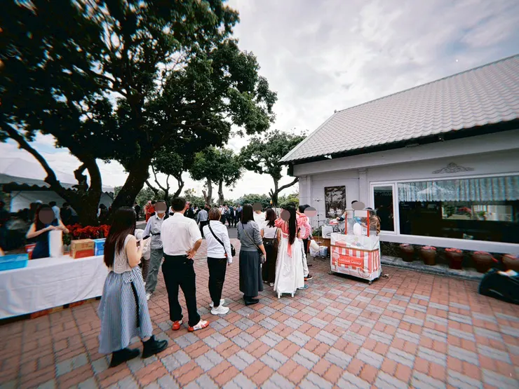 充滿南台灣熱情的戶外草地婚禮，搭配現烤山豬肉香腸，既接地氣又不失格調。