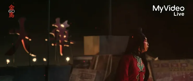 戲班班主屋頂泣訴，唱起竇娥冤。情景勾起筆者對中國小說家燕壘生《天行健》（或譯：《天誅》）場景描寫的記憶。（Source : 「金馬60最佳音效獎影片」截圖）