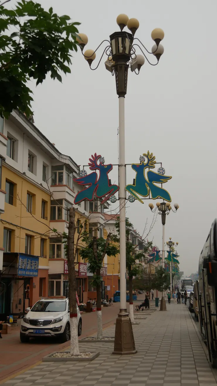 街上的燈柱是馴鹿的形狀，而且能看出一個“北”字，相當有心思