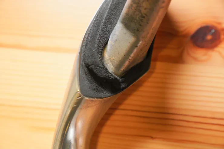 原車扶手下方的泡綿壓的扁扁+氧化乎去