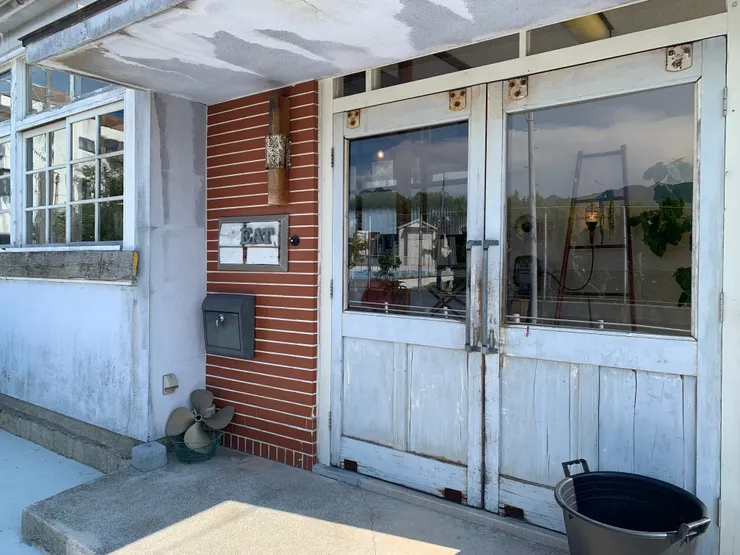 不起眼的餐廳門口