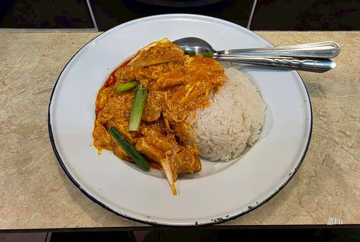泰國紅咖哩炒滑蛋飯。整體微辣，口味偏重，使用泰國長米，口感佳