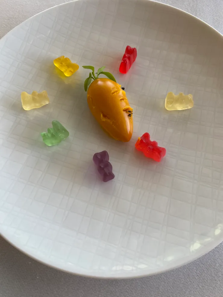 有一個好笑🤭的小插曲是～ 《我把活動獲得的小熊🐻‍❄️軟糖擺盤，騙男友說這是前菜，想不到他真的相信了😂》