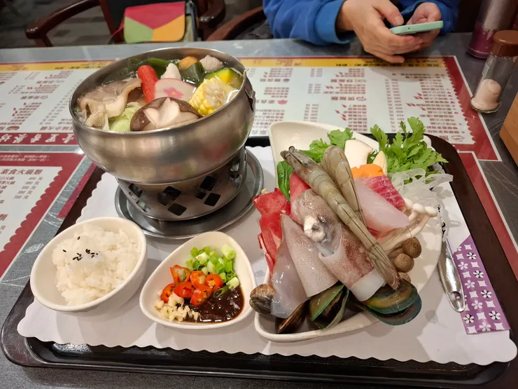 戒藥第53天，在心悸、腦霧很明顯的情況下，和朋友吃到台東的第一餐火鍋，講話時緊張到需要把眼鏡拿下來才比較放鬆