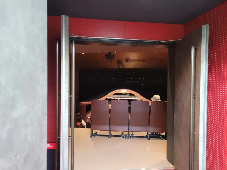 因為不能拍劇場，所以就有門外拍