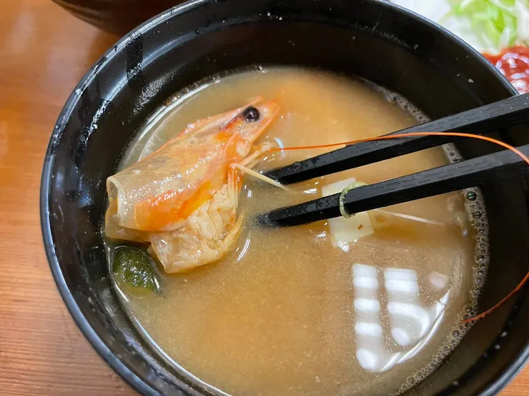 竟然有蝦頭！難怪湯頭特別鮮美，馬上把它夾起來吸兩下壓驚