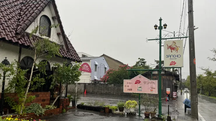 即使外牆有些斑駁，仍舊看起來是滿有味道的小屋。