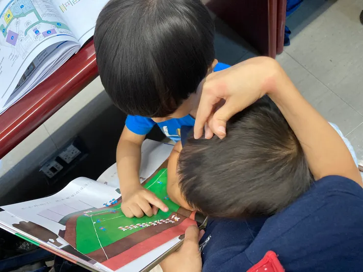 祐祐充滿張力的手想要撫摸弟弟的頭(我們正在閱讀一本書) 20210421