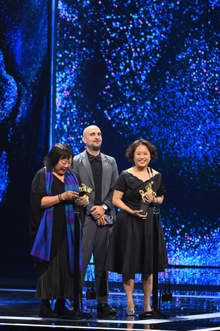 第 62 屆金馬獎頒獎典禮，《隱蹟之書：重寫自我》劇組。／影像提供：台北金馬影展執行委員會