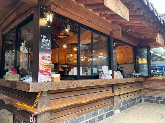 左邊才是賣糖餅的窗口，右側是賣飲料的窗口。