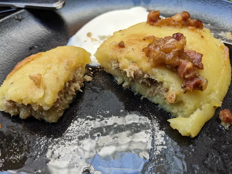 切開鬆餅裡面有包肉餡