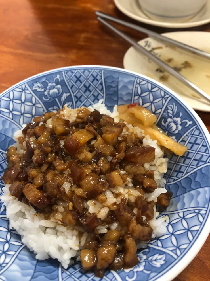 這是難得吃到在我心目中排名第二的魯肉飯，第一名的老闆已經退休了。