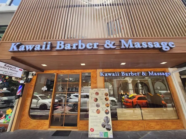 Sukhumvit Soi 30 巷口的 Kawaii Barber & Massage