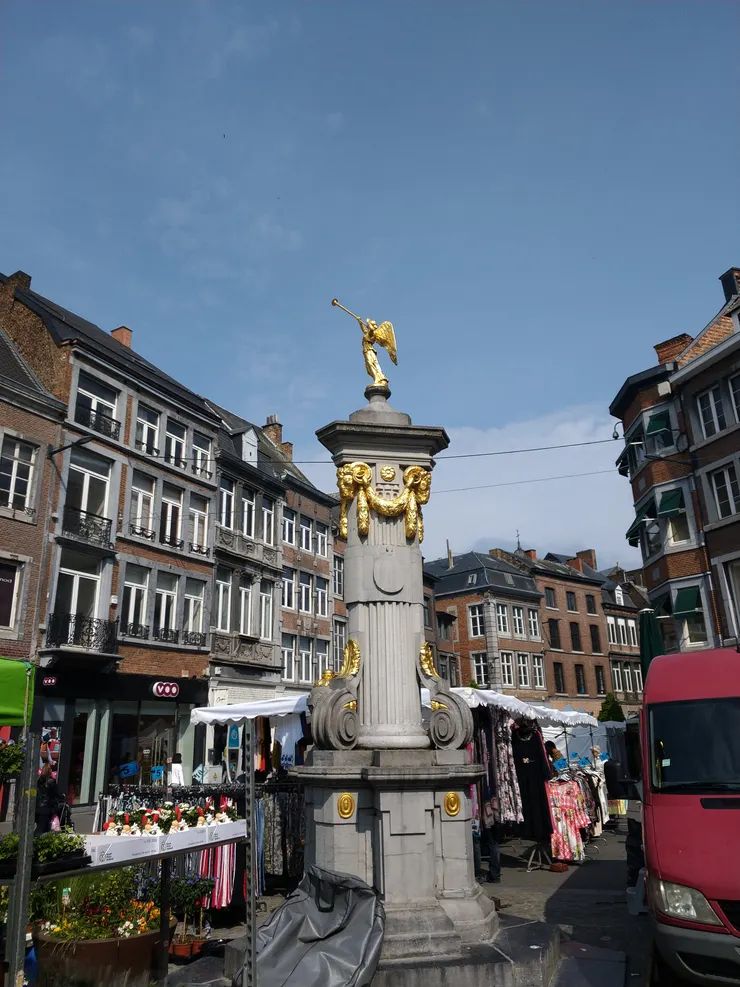 被攤販包圍的地標