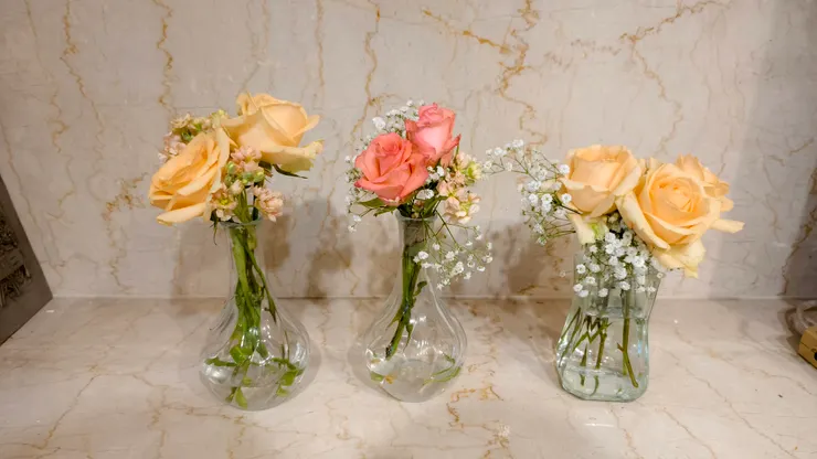 玫瑰被分裝在小花瓶裡