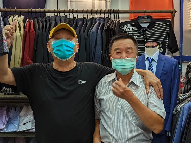 男裝服飾店老闆及新竹市攤販協會理事長合影,2022年7月2日