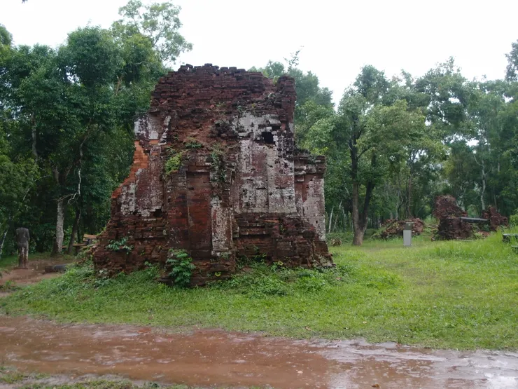 A 區原本擁有美山最雄偉、高達 24 公尺的主塔 (A1)，但在 1969 年的美軍轟炸中幾乎被夷為平地。