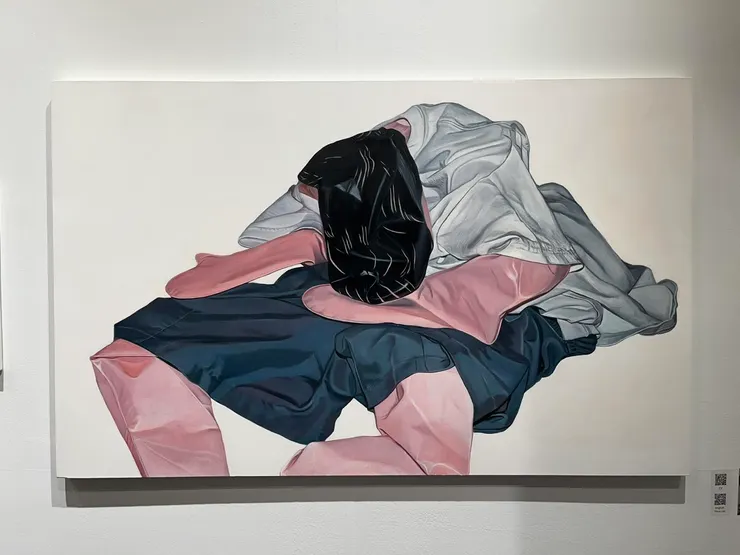 日本藝術家「大西晃生」作品，失去水份皺乾的布料或無法充氣的人偶，反映日常的空虛與內在空洞