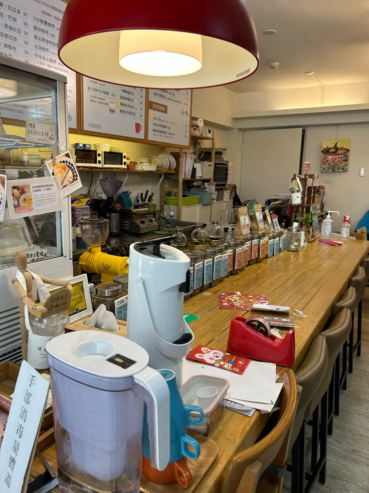 吧檯上一瓶瓶玻璃瓶裝的就是自焙咖啡豆