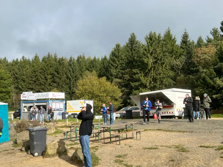 甚至還有小吃攤販