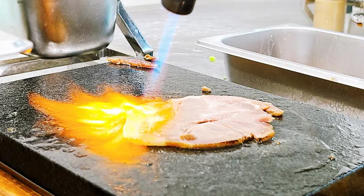 香氣爆發！小白拉麵「炙燒叉燒」過程大公開，高溫焦化油脂釋放出的迷人風味，東湖巷弄排隊美食。