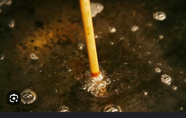 插入木筷子測油溫,當冒出小泡泡時,大約160度左右。圖片取自網路