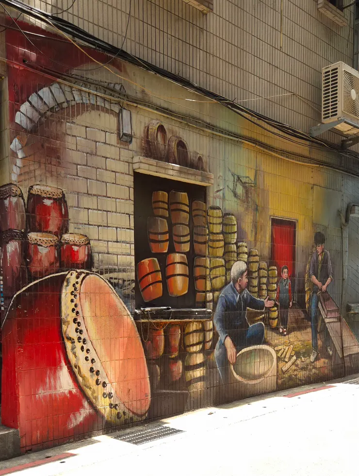 徒弟：師父好熱啊！師父：心靜自然涼！紥鼓皮就像禪修，一直纏！一直纏！纏到深處無緣尤！