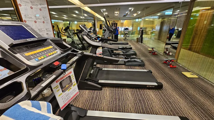 高雄福容大飯店的健身房不算小!