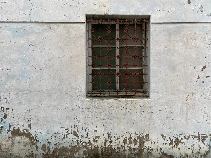 茉莉花巷裡的公寓,留有漂亮的木框窗與鐵花窗