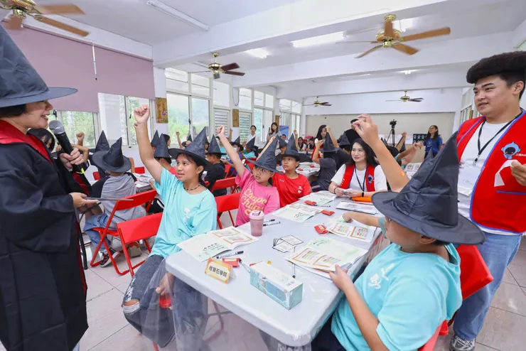 ▲馬哈老師及三商美邦1437通訊處同仁引導學童透過有趣的魔法任務挑戰，學習儲蓄理財與防詐知識，成為「小小金融魔法師」。