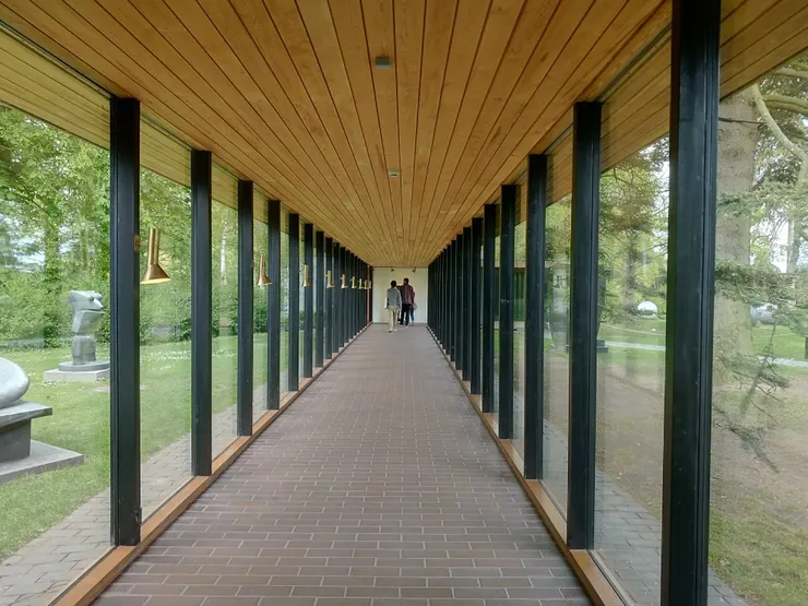 大片落地窗讓光線、綠意、戶外作品都予以融合