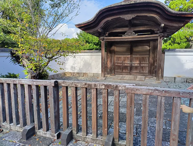 有樂苑-徳源寺唐門