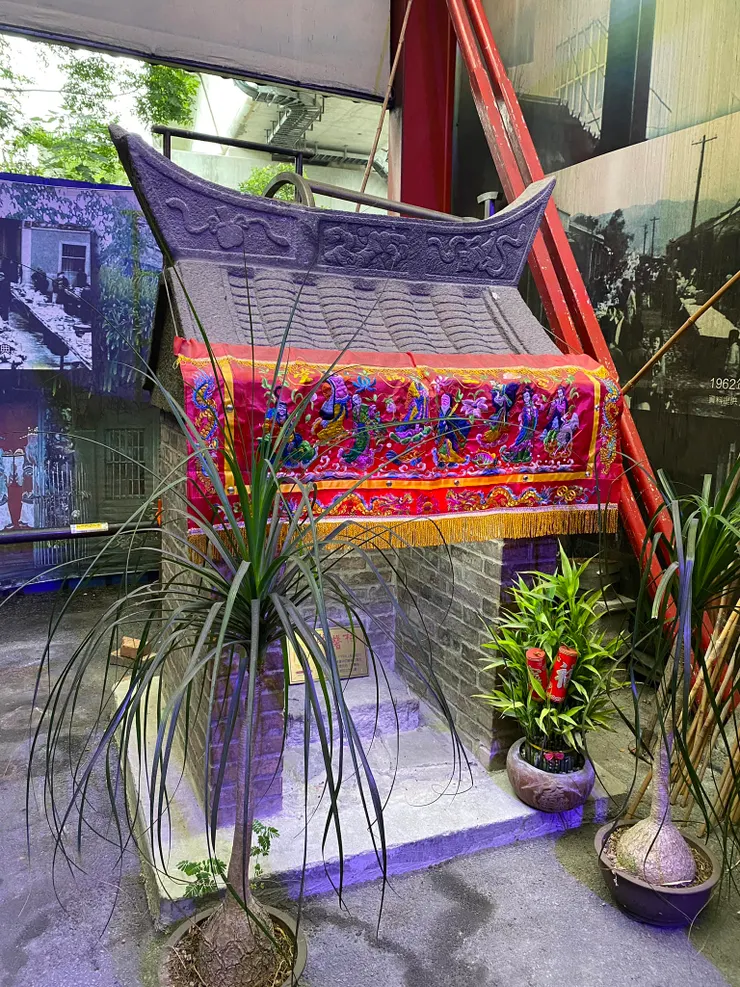 最早的石頭小祠，已遷到新廟前安置展示