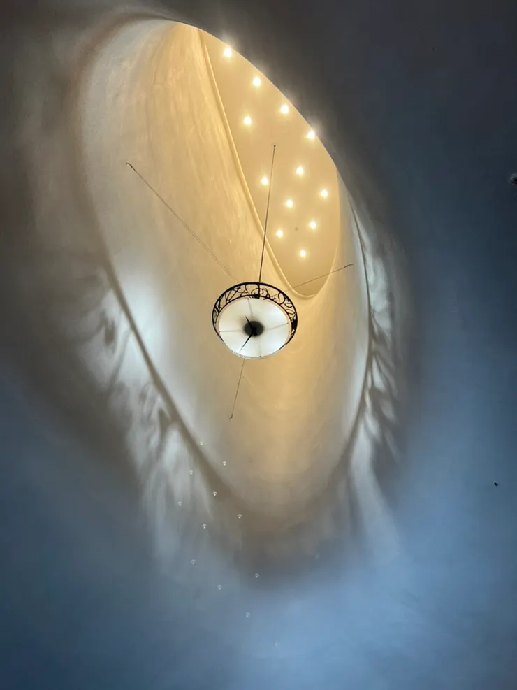 劇院中處處有玄機，以柔抬頭發現屋頂居然懸掛著一個時鐘呢！