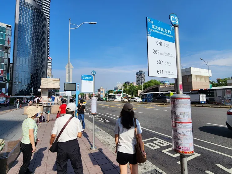 台北車站(忠孝)C3公車站牌處實景