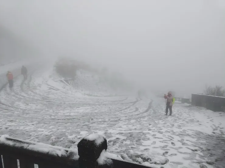 風疾且勁，視野所見蒼茫一片，此為「冬」。（攝影：抱城的老弟。）