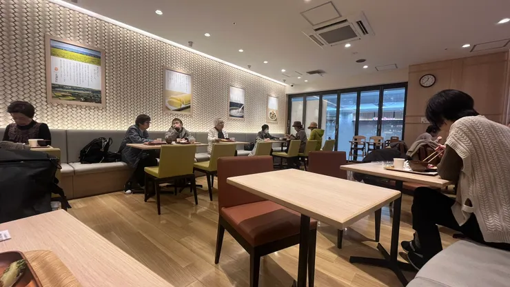 店內感覺也聚集不少當地人。