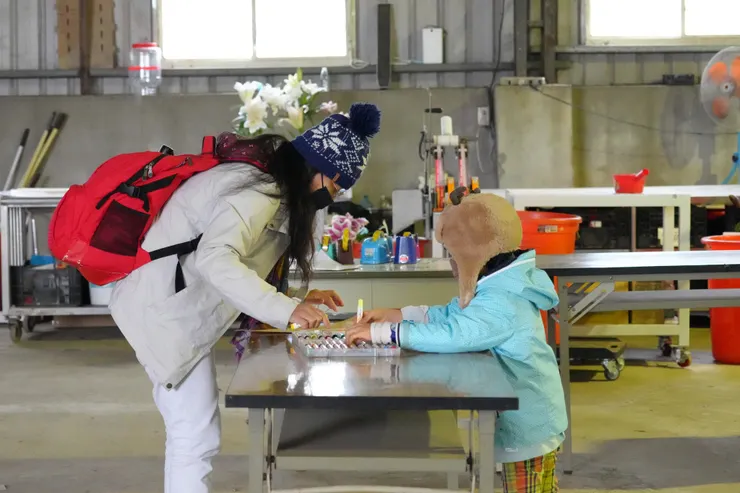 農家準備色筆及包裝花束的素材。