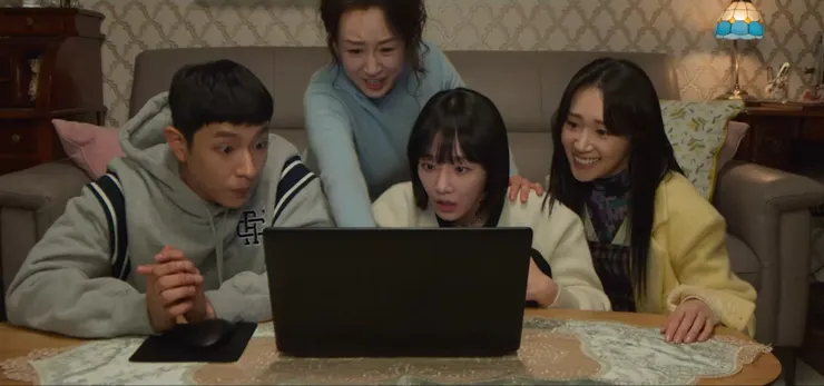 徐雅莉的好友尹程善（右一）。（圖／翻攝自Netflix）