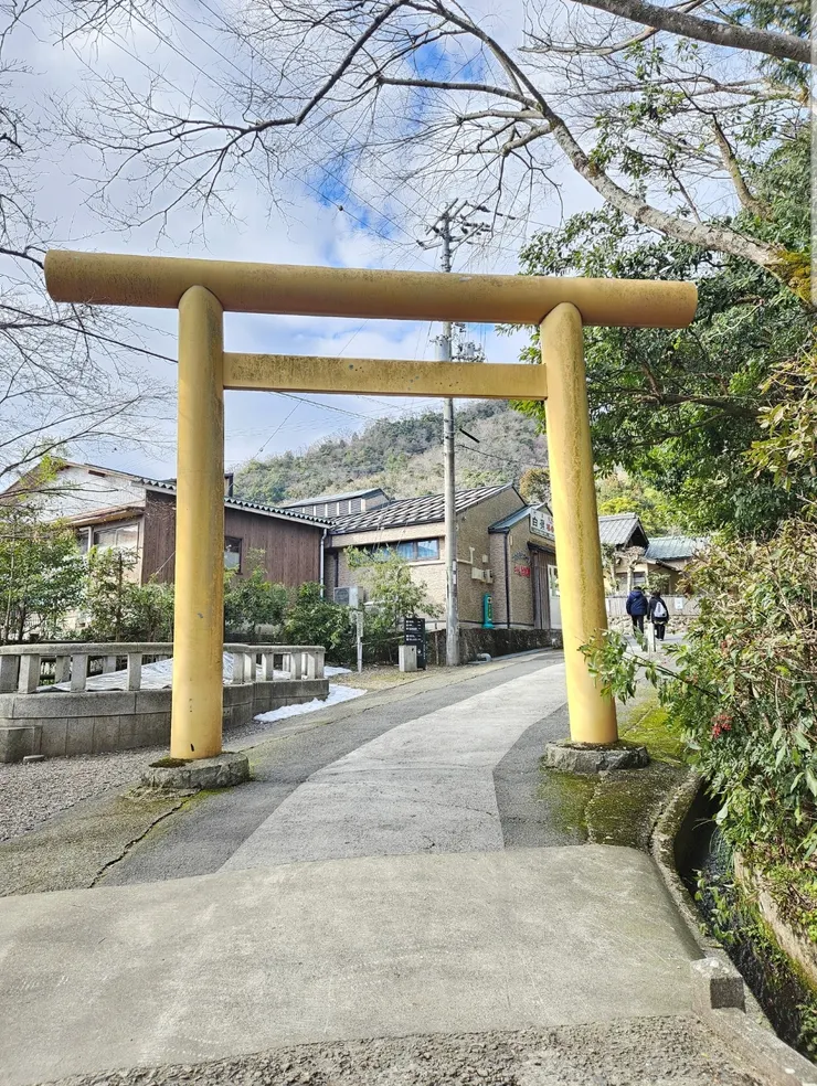 這裡也有一個金色鳥居