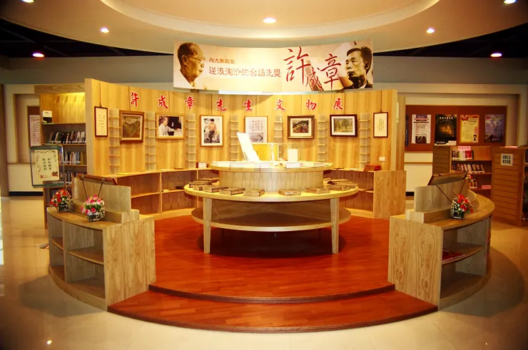 由圖書館員協力推出每兩週一檔的作家文物展。