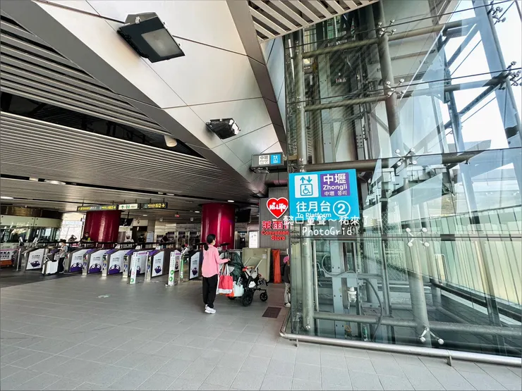 購完票後進入票匣口，直接搭電梯上桃園捷運月台也很無障礙。