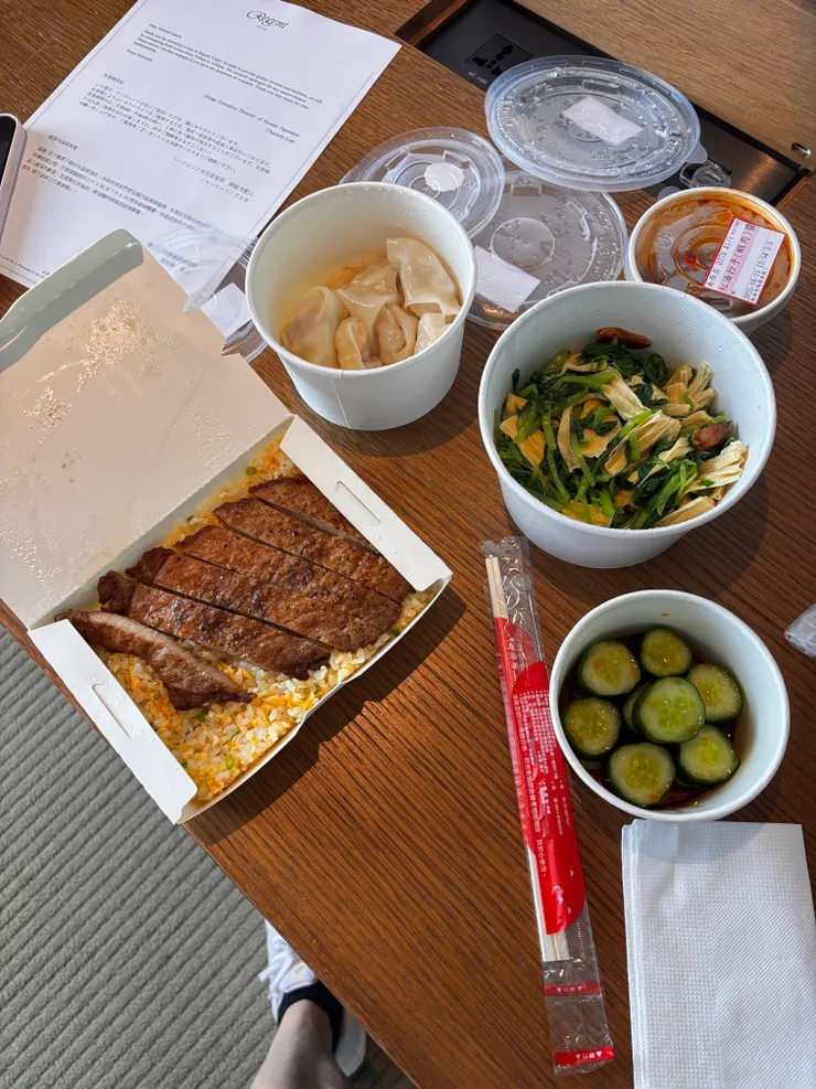 太久沒吃鼎泰豐炒飯，吃起來有點恐懼，害怕影響到體重。