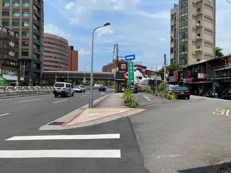 瑠公圳進入公館街、右手邊是舊圳道