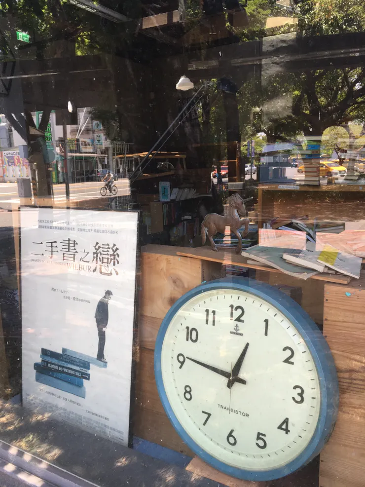 「舊書櫃」書店側邊玻璃櫥窗的擺飾