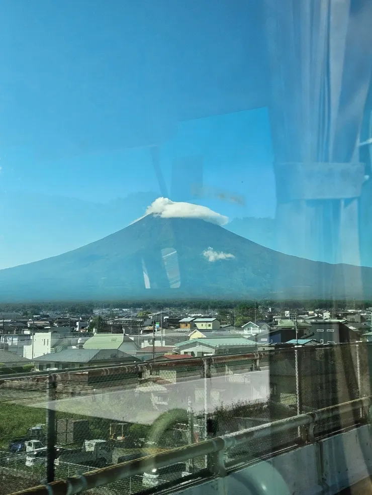 還沒抵達河口湖車站,從高速巴士上看過去,我的第一眼富士山