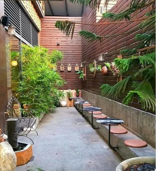 進入木門之後，即可看到室外座位區。